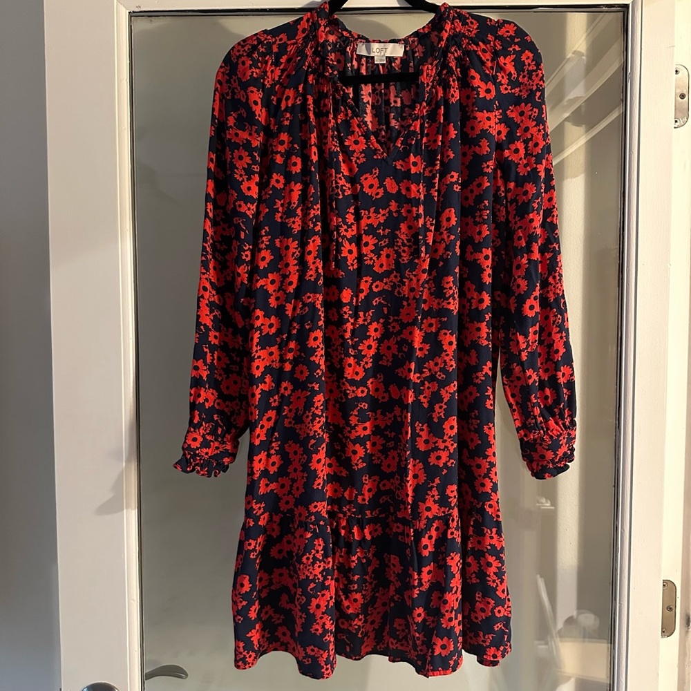 Loft Navy and Red Floral tie neck flounce dress! Size Large!